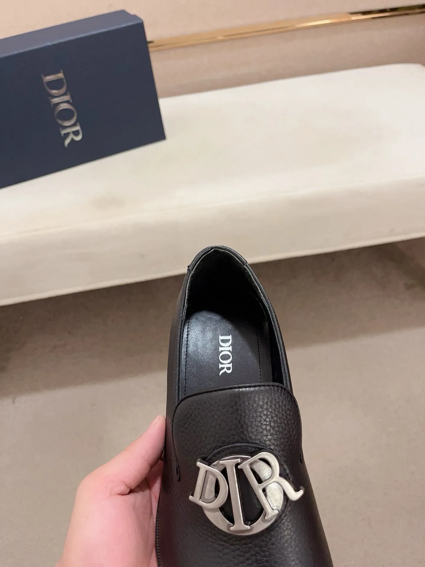 Factory price: 270 men's shoes 💰 High-end version of Dior Dior's new series. Famous actors and Internet celebrities wear super popular designs. They are designed with the sculptures of French artist Niki de Saint Phalle as rings. Material: Fabric: imported original material. Foot pads: cowhide. Outsole: Rubber outsole. Men's shoe size: 38~44. Can be customized to size 45.